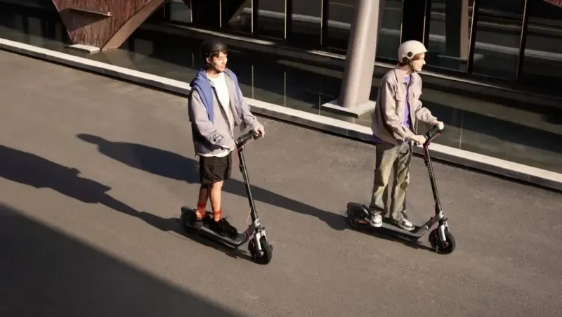 электросамокат E3 Pro с запасом хода 55 км от Segway в движении
